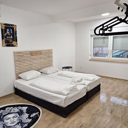 Expo Airport Otel Surčin Εξωτερικό φωτογραφία